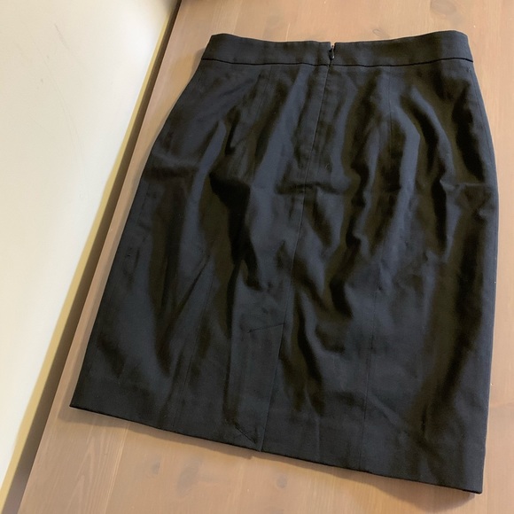 🆕 Club Monaco “Manhattan Tex” Soot Black Wool Skirt - Women’s Size 2 - Picture 2 of 4